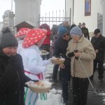 V Chyškách je zvykem, že maškary po nedělní mši nabízejí pohoštění u kostela