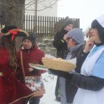 V Chyškách je zvykem, že maškary po nedělní mši nabízejí pohoštění u kostela