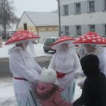 V Chyškách je zvykem, že maškary po nedělní mši nabízejí pohoštění u kostela