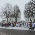 V Chyškách je zvykem, že maškary po nedělní mši nabízejí pohoštění u kostela