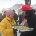 V Chyškách je zvykem, že maškary po nedělní mši nabízejí pohoštění u kostela