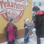 V Chyškách je zvykem, že maškary po nedělní mši nabízejí pohoštění u kostela