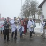 V Chyškách je zvykem, že maškary po nedělní mši nabízejí pohoštění u kostela