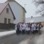 V Chyškách je zvykem, že maškary po nedělní mši nabízejí pohoštění u kostela