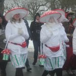 V Chyškách je zvykem, že maškary po nedělní mši nabízejí pohoštění u kostela