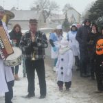 V Chyškách je zvykem, že maškary po nedělní mši nabízejí pohoštění u kostela