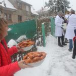 V Chyškách je zvykem, že maškary po nedělní mši nabízejí pohoštění u kostela