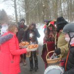 V Chyškách je zvykem, že maškary po nedělní mši nabízejí pohoštění u kostela