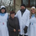 V Chyškách je zvykem, že maškary po nedělní mši nabízejí pohoštění u kostela