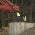 VIDEO: Lávka je na místě. Unikátní podívanou v Dražejově si nenechaly ujít desítky zvědavců