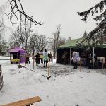 V Kamenném Újezdu slaví masopust po svém. Místo průvodu pořádají závod na lyžích a soutěž o nejlepší koblihu