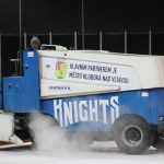 Loučení se stadionem. Led rozbijí motorky a Kuki aréna se ponoří do tmy