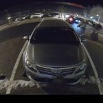 Řidička u obchodu ve Veselí nabourala jiné auto a ujela. Policie hledá ženu ze snímku a další svědky