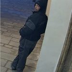 Zloděj vybral pokladničku na nádvoří jindřichohradeckého zámku. Policie pátrá po muži ze snímku