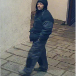 Zloděj vybral pokladničku na nádvoří jindřichohradeckého zámku. Policie pátrá po muži ze snímku