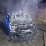 Žhář v Hluboké zapálil v noci auta, případ vyšetřuje kriminálka