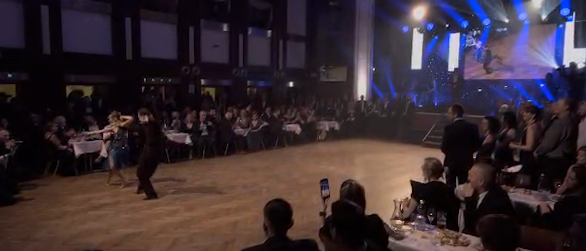 Video. Na plese v Písku tančil vítěz StarDance Oskar Hess a hrál Moondance orchestra