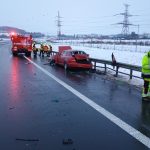 Počasí komplikuje dopravu. Hasiči vyjíždějí od noci k nehodám a odstraňují spadlé stromy