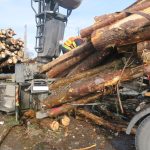 Řidiči nákladního auta se uvolnil náklad. Nehoda komplikovala dopravu na hranice