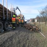 Řidiči nákladního auta se uvolnil náklad. Nehoda komplikovala dopravu na hranice