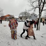 V Kamenném Újezdu slaví masopust po svém. Místo průvodu pořádají závod na lyžích a soutěž o nejlepší koblihu