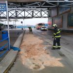 Hasiči zasahovali na budějovickém nádraží. Z autobusu vytekl olej