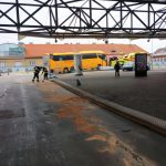 Hasiči zasahovali na budějovickém nádraží. Z autobusu vytekl olej