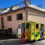 Při demolici ve Větřní zavalila mladého muže část zdi. Utrpěl vážná poranění