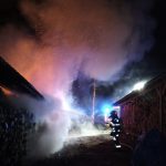 Velká záře a kouř na obzoru, hlásil svědek požár dřevníku v Nových Hradech