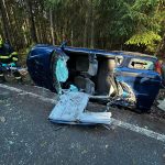 K nehodě na Táborsku letěl vrtulník. Řidiče vyprošťovali ze zdemolovaného auta hasiči