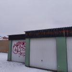 Vandal posprejoval vjezdová vrata do garáže v Jindřichově Hradci