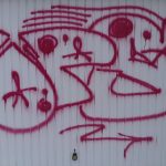 Vandal posprejoval vjezdová vrata do garáže v Jindřichově Hradci