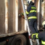 Hasiči zasahují aktuálně v Jickovicích u požáru papíru v popelářském autě