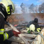 Hasiči zasahují aktuálně v Jickovicích u požáru papíru v popelářském autě