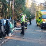 K nehodě na Táborsku letěl vrtulník. Řidiče vyprošťovali ze zdemolovaného auta hasiči