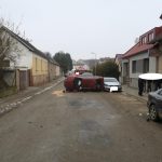 Řidič dostal v Lišově smyk, auto skončilo na boku. Muž v sobě měl přes dvě promile alkoholu