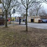 Před ordinací v Českých Budějovicích bylo podezřelé zavazadlo. Zasahují policisté i hasiči