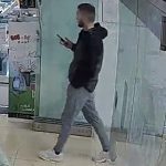 Ženu z Veselí okradla podvodnice, peníze utratila za telefon. Policie pátrá po muži, který mobil vyzvedl