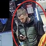 Ženu z Veselí okradla podvodnice, peníze utratila za telefon. Policie pátrá po muži, který mobil vyzvedl