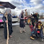 Maškary převzaly v sobotu klíče od obce Tálín. V průvodu chodí stále více masek