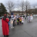 Maškary převzaly v sobotu klíče od obce Tálín. V průvodu chodí stále více masek