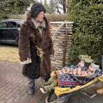 Maškary převzaly v sobotu klíče od obce Tálín. V průvodu chodí stále více masek