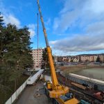 Osm mohutných vazníků na střechu nového pavilonu ZŠ T. Šobra přivezli stavbaři do Písku z Vídně