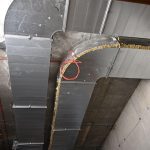 Osm mohutných vazníků na střechu nového pavilonu ZŠ T. Šobra přivezli stavbaři do Písku z Vídně