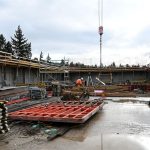 Osm mohutných vazníků na střechu nového pavilonu ZŠ T. Šobra přivezli stavbaři do Písku z Vídně