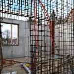 Osm mohutných vazníků na střechu nového pavilonu ZŠ T. Šobra přivezli stavbaři do Písku z Vídně