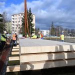 Osm mohutných vazníků na střechu nového pavilonu ZŠ T. Šobra přivezli stavbaři do Písku z Vídně