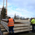 Osm mohutných vazníků na střechu nového pavilonu ZŠ T. Šobra přivezli stavbaři do Písku z Vídně