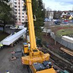 Osm mohutných vazníků na střechu nového pavilonu ZŠ T. Šobra přivezli stavbaři do Písku z Vídně