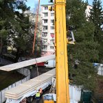 Osm mohutných vazníků na střechu nového pavilonu ZŠ T. Šobra přivezli stavbaři do Písku z Vídně